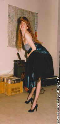Chevelure cuivr&eacute;e, jambes de r&ecirc;ve et talons vertiges.